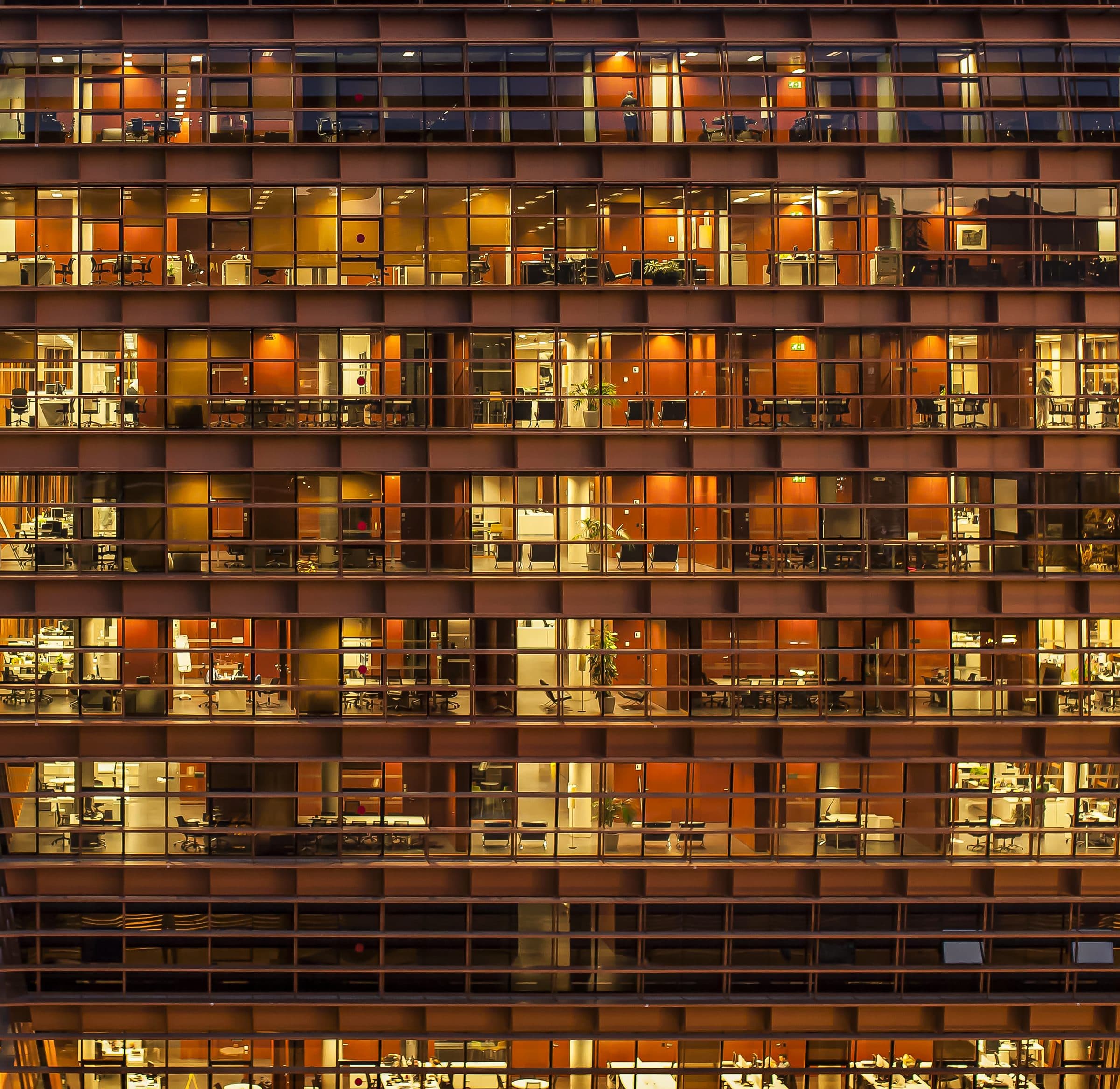 Bureaux à la nuit tombée