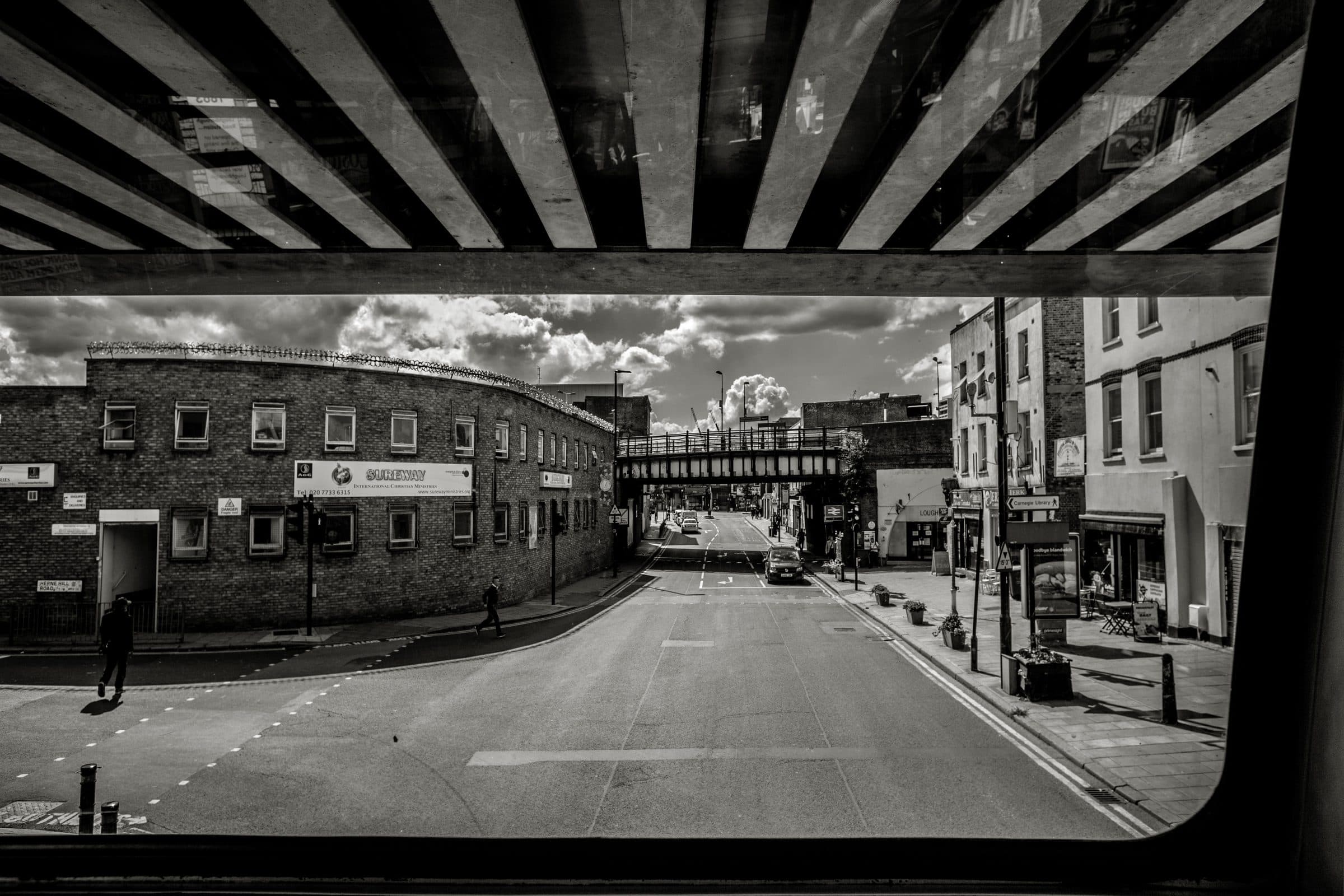 La rue par la vitre