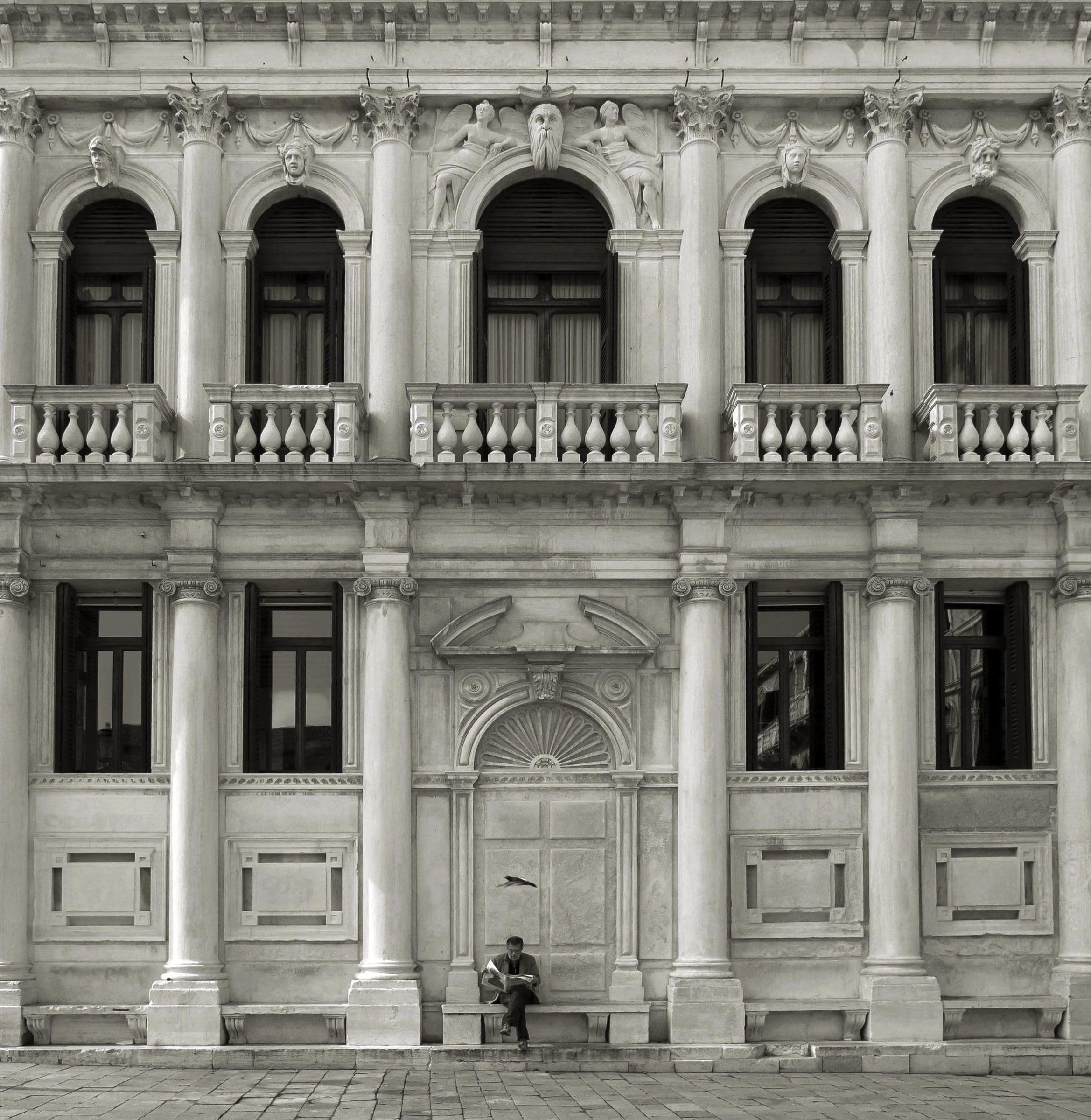Venise, l'homme assis, Fotografie von Olivier Maynard, Serie Städte